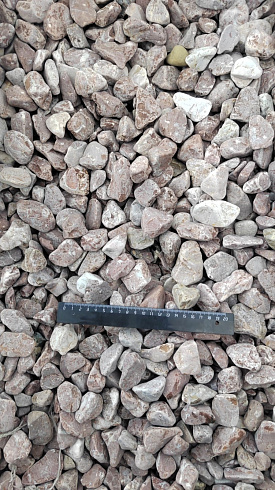 Kamenclub.ru: Мраморная крошка (щебень галтованный розовый) фр.20-40 мм.  купить в Санкт-Петербурге мрамор розовый, красный оголтованный округлый щебень  15000 руб/т   фото КАМЕНЬ КЛУБ