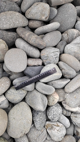 Kamenclub.ru: Галька речная окат (темно-серая) фр. 70-150 мм. купить  в Санкт-Петербурге галька речная темно-серая, синяя, серая речная галька округлая  8000 руб/т   фото КАМЕНЬ КЛУБ