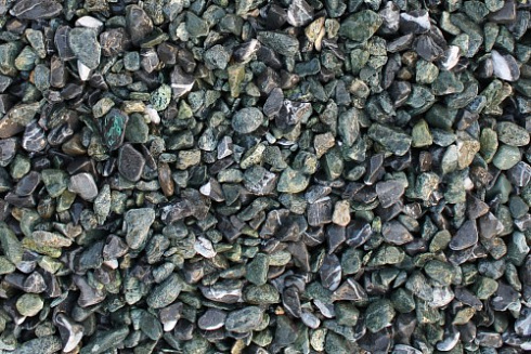 Kamenclub.ru: Мраморная крошка (щебень галтованный микс:зеленый-черный) фр.10-20 мм.  купить в Санкт-Петербурге мрамор зеленый, черный декоративные ландшафтные окатанные округлые камни щебня 14500 руб/т   фото КАМЕНЬ КЛУБ