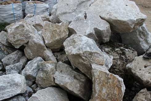 Kamenclub.ru: Мраморизированный известняк фр. 100-500 мм.  купить в Санкт-Петербурге известняк серый белый темно-серый сероватый валун природного образования окатанный 10500 руб/т   фото КАМЕНЬ КЛУБ