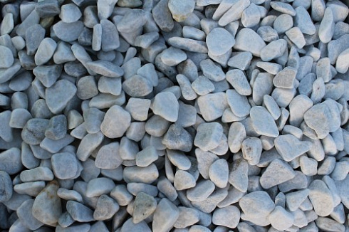 Kamenclub.ru: Мраморная крошка (щебень галтованный белый), фр.20-40 мм.  купить в Санкт-Петербурге мрамор белый бежевый молочный мраморный щебень декоративный 17000 руб/т   фото КАМЕНЬ КЛУБ