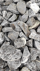 Kamenclub.ru: Щебень галтованный черный (мрамор) фр.40-70 мм.  купить в Санкт-Петербурге мрамор черный с белыми прожилками, черный, белый щебень галтованный округлый 13500 руб/т   фото КАМЕНЬ КЛУБ