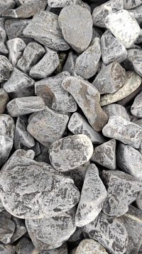 Kamenclub.ru: Щебень галтованный черный (мрамор) фр.40-70 мм.  купить в Санкт-Петербурге мрамор черный с белыми прожилками, черный, белый щебень галтованный округлый 13500 руб/т   фото КАМЕНЬ КЛУБ