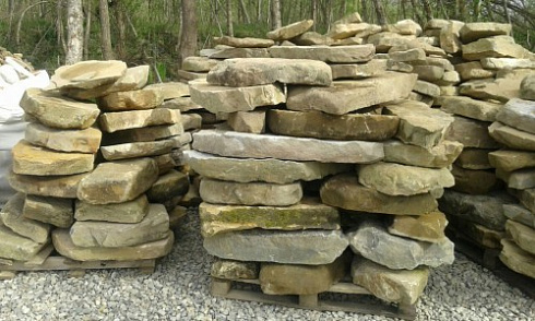 Kamenclub.ru: Песчаник плиты - плахи - пошаговые дорожки (фр. 70-150 мм)  купить в Санкт-Петербурге песчаник серый бежевый желтый зеленый колотый песчаник строительный 6500 руб/т   фото КАМЕНЬ КЛУБ