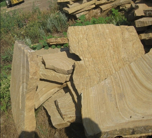 Kamenclub.ru: Форматный камень (плаха) пошаговая дорожка от 70-150 см (4 -12 см)  купить в Санкт-Петербурге плитняк  форматный плаха желтый песчаник 9 000 руб/т   фото КАМЕНЬ КЛУБ