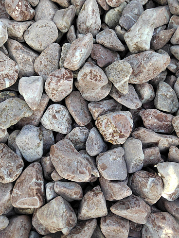 Kamenclub.ru: Мраморная крошка (щебень галтованный розовый) фр.10-20 мм.  купить в Санкт-Петербурге мрамор розовый, красный ландшафтный декоративный окатанный округлый щебень 15000 руб/т   фото КАМЕНЬ КЛУБ