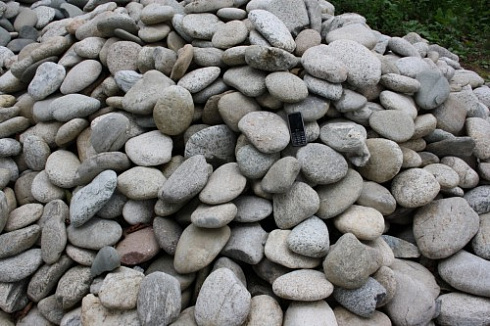 Kamenclub.ru: Галька речная плоская (бело-серая) фр. 100-200-300 мм. купить  в Санкт-Петербурге галька речная плоская серый, белый, бело-серый, серо-белый речная галька плоская  9000 руб/т   фото КАМЕНЬ КЛУБ