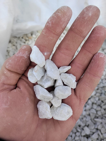 Kamenclub.ru: Мраморная крошка, щебень, цвет-белый, фр. 10-20 мм.  купить в Санкт-Петербурге мрамор белый, молочный айвори каменная ландшафтная декоративная крошка шебня 12000 руб/т   фото КАМЕНЬ КЛУБ