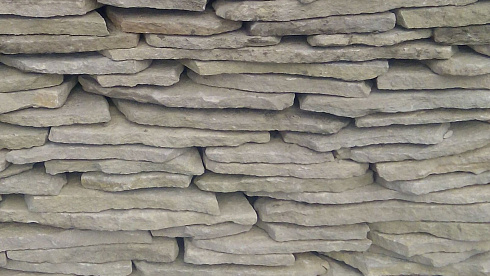 Kamenclub.ru: Песчаник пластушка светло-серый (2,0 см)  купить в Санкт-Петербурге плитняк- ластушка светло-серый, серый рваный ландшафтный плитняк колотый 13800 руб/м3   фото КАМЕНЬ КЛУБ