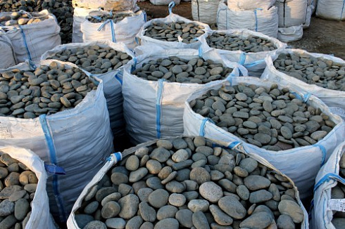 Kamenclub.ru: Галька речная плоская (темно-серая) фр. 100-200-300 мм. купить  в Санкт-Петербурге галька речная плоская темно-серый, серый, синий речной галечник плоский 9000 руб/т   фото КАМЕНЬ КЛУБ