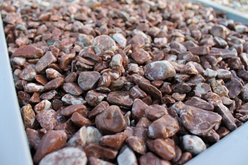 Kamenclub.ru: Мраморная крошка (щебень галтованный розовый) фр.10-20 мм.  купить в Санкт-Петербурге мрамор розовый, красный ландшафтный декоративный окатанный округлый щебень 15000 руб/т   фото КАМЕНЬ КЛУБ