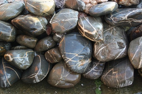 Kamenclub.ru: Валунчик Паутинник фр.100-300 мм  купить в Санкт-Петербурге крупный природный камень галечник темно-серый с прожилками белый черный речной валунчик 5000 руб/т   фото КАМЕНЬ КЛУБ