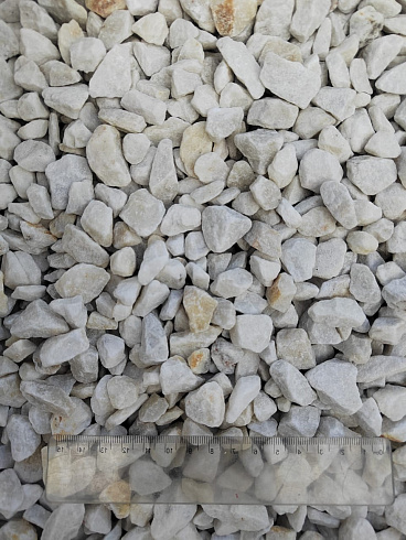 Kamenclub.ru: Мраморная крошка, щебень, цвет-белый, фр. 10-20 мм.  купить в Санкт-Петербурге мрамор белый, молочный айвори каменная ландшафтная декоративная крошка шебня 12000 руб/т   фото КАМЕНЬ КЛУБ