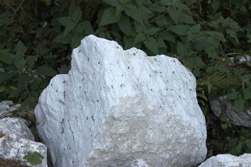 Kamenclub.ru: Мраморизированный известняк фр. 100-500 мм.  купить в Санкт-Петербурге известняк серый белый темно-серый сероватый валун природного образования окатанный 10500 руб/т   фото КАМЕНЬ КЛУБ