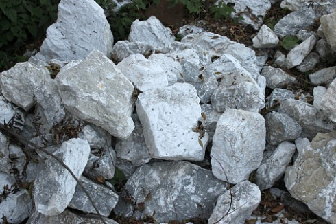 Kamenclub.ru: Мраморизированный известняк фр. 100-500 мм.  купить в Санкт-Петербурге известняк серый белый темно-серый сероватый валун природного образования окатанный 10500 руб/т   фото КАМЕНЬ КЛУБ