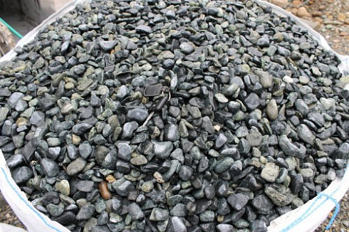 Kamenclub.ru: Щебень галтованный зеленый (змеевик) фр. 20-40 мм.  купить в Санкт-Петербурге мрамор зеленый, салатовый оголтованный щебень мраморный 12500 руб/т   фото КАМЕНЬ КЛУБ