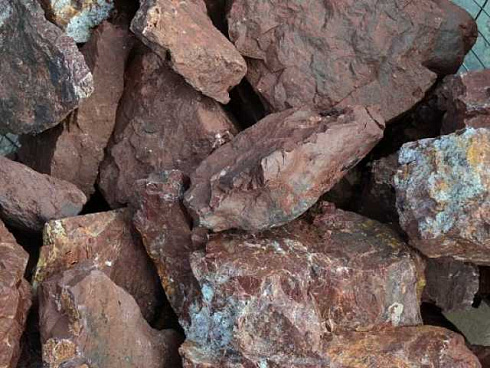 Kamenclub.ru: Щебень крошка красный (ЯШМА) фр. 5-10 мм.  купить в Санкт-Петербурге крошка каменная яшмы красный, бордовый, темно-красный декоративная крошка ландшафтная каменная яшмоидная 8500 руб/т   фото КАМЕНЬ КЛУБ