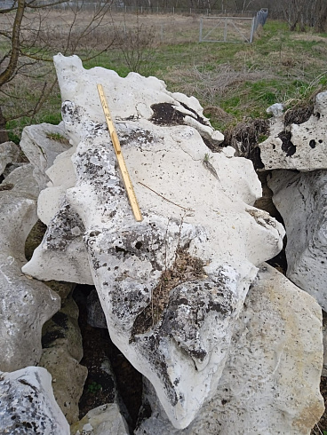 Kamenclub.ru: Выветренный известняк (степной) фр. 500-1500 мм.  купить в Санкт-Петербурге    10000 руб/т   фото КАМЕНЬ КЛУБ