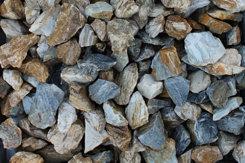 Kamenclub.ru: Мраморная крошка (щебень крошка медовый) фр. 20-40 мм.  купить в Санкт-Петербурге мрамор бежевый рыжий желтый ландшафтная мраморная крошка 12000 руб/т   фото КАМЕНЬ КЛУБ