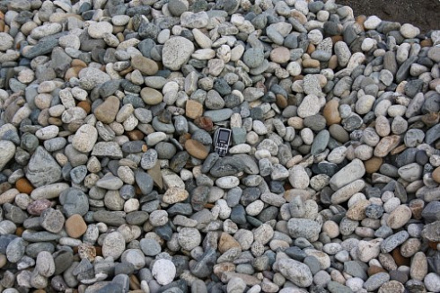 Kamenclub.ru: Галька речная окат (ассорти) фр. 50-100 мм. купить  в Санкт-Петербурге галька природная округлая серая белая черная серая коричневая синяя галька речная окатанная округлая 6200 руб/т   фото КАМЕНЬ КЛУБ