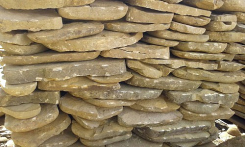 Kamenclub.ru: Песчаник колотый для облицовки (фр. 2-3 см)  купить в Санкт-Петербурге песчаник бежевый серый рыжий песчаник строительный 5000 руб/т   фото КАМЕНЬ КЛУБ