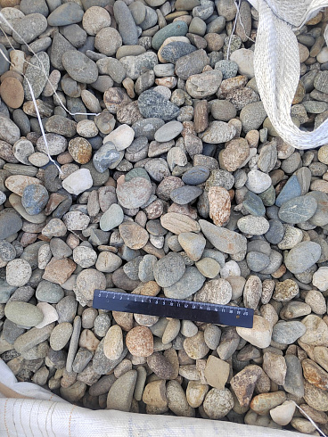 Kamenclub.ru: Галька речная окат (пестрая) фр. 20-40 мм. купить  в Санкт-Петербурге галька речная пестрая, серая, серые оттенки галька речная окатанная округлая 5000 руб/т   фото КАМЕНЬ КЛУБ