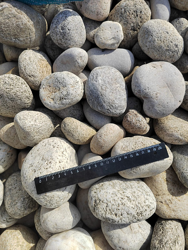 Kamenclub.ru: Галька речная окат (серо-белая) фр. 70-120 мм купить  в Санкт-Петербурге галька галечник бело-серая, серо-белая, серая, белая речная природная галька  8000 руб/т   фото КАМЕНЬ КЛУБ