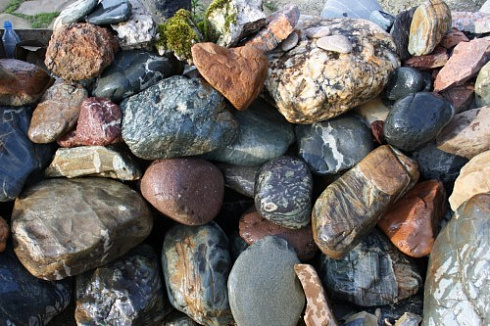 Kamenclub.ru: Ландшафтные валунчики фр.100-500 мм.  купить в Санкт-Петербурге крупный природный камень серый, темно-серый, светло-серый речной валун крупный 4800 руб/т   фото КАМЕНЬ КЛУБ