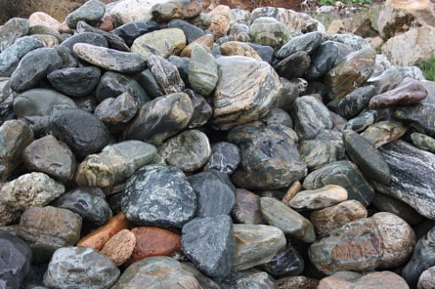 Kamenclub.ru: Ландшафтные валунчики фр.100-500 мм.  купить в Санкт-Петербурге крупный природный камень серый, темно-серый, светло-серый речной валун крупный 4800 руб/т   фото КАМЕНЬ КЛУБ