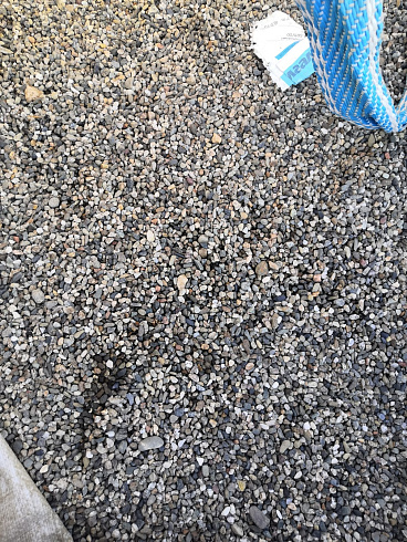 Kamenclub.ru: Галька речная окат (серая) фр.3-5 мм купить  в Санкт-Петербурге галька речная серая бежевый темно-серый окатанный речной камень округлый 9500 руб/т   фото КАМЕНЬ КЛУБ