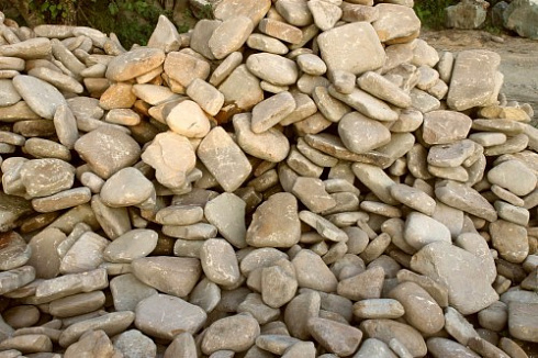 Kamenclub.ru: Песчаник для мощения дорожек, площадок, парковок ( фр 5-10 см)  купить в Санкт-Петербурге песчаник  серый желтый коричневый рыжий песчаник оголтованный окатанный 6500 руб/т   фото КАМЕНЬ КЛУБ