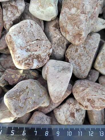 Kamenclub.ru: Мраморная крошка (щебень галтованный розовый) фр.20-40 мм.  купить в Санкт-Петербурге мрамор розовый, красный оголтованный округлый щебень  15000 руб/т   фото КАМЕНЬ КЛУБ