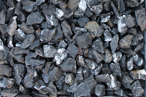 Kamenclub.ru: Щебень крошка черный (мрамор) фр. 40-70 мм.  купить в Санкт-Петербурге мрамор черный с белыми прожилками, черный, белый декоративный щебень 11000 руб/т   фото КАМЕНЬ КЛУБ