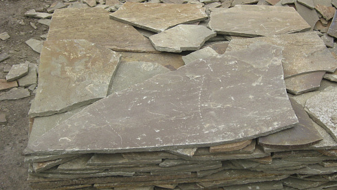 Kamenclub.ru: Песчаник пластушка серо-зеленый (4,0 см- 5,0 см)  купить в Санкт-Петербурге песчаник серо-зеленый, серый, зеленый песчаник рваный ландшафтный колотый 9000 руб/м3   фото КАМЕНЬ КЛУБ