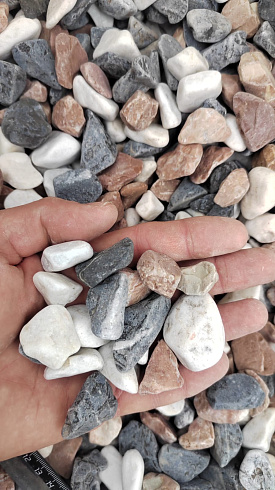 Kamenclub.ru: Мраморная крошка (щебень галтованный микс:белый-зеленый-розовый) фр.20-40 мм.  купить в Санкт-Петербурге мрамор белый, зеленый, розовый мрамор декоративный (галтовка) 15500 руб/т   фото КАМЕНЬ КЛУБ