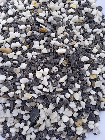 Kamenclub.ru: Мраморная крошка (щебень галтованный микс:: белый-черный) фр.5-10 мм  купить в Санкт-Петербурге мрамор белый, черный, молочный, серый галтовка мраморная окатанная декоративная ландшафтная 15500 руб/т   фото КАМЕНЬ КЛУБ