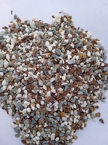 Kamenclub.ru: Мраморная крошка (щебень галтованный микс:: белый-черный) фр.5-10 мм  купить в Санкт-Петербурге мрамор белый, черный, молочный, серый галтовка мраморная окатанная декоративная ландшафтная 15500 руб/т   фото КАМЕНЬ КЛУБ