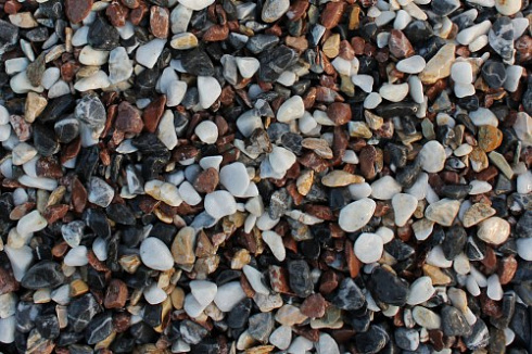 Kamenclub.ru: Мраморная крошка (щебень крошка микс : белый-черный-розовый) фр. 5-10 мм.  купить в Санкт-Петербурге мрамор белый, черный, розовый, разноцветный микс декоративная мраморная каменная крошка 12000 руб/т   фото КАМЕНЬ КЛУБ