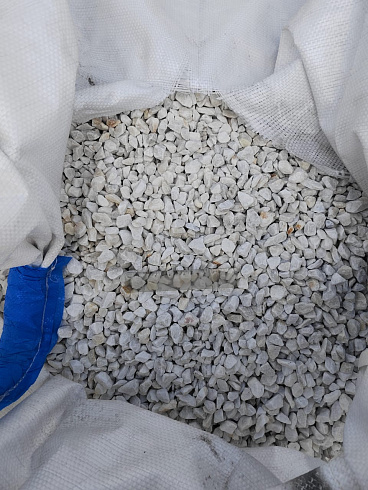 Kamenclub.ru: Мраморная крошка, щебень, цвет-белый, фр. 10-20 мм.  купить в Санкт-Петербурге мрамор белый, молочный айвори каменная ландшафтная декоративная крошка шебня 12000 руб/т   фото КАМЕНЬ КЛУБ