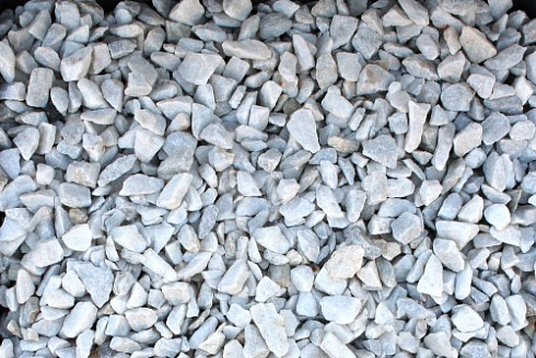 Kamenclub.ru: Мраморная крошка, щебень, цвет-белый, фр. 3-5 мм.  купить в Санкт-Петербурге мрамор белый молочный бежевый мрамор колотый 11500 руб/т   фото КАМЕНЬ КЛУБ