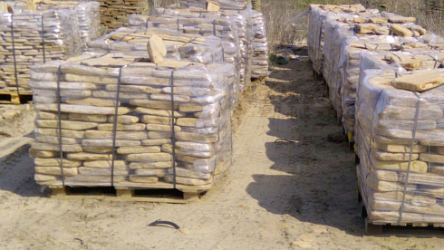 Kamenclub.ru: Песчаник пластушка галтованный желтый с рисунком (3 см)  купить в Санкт-Петербурге плитняк - пластушка желтый песчаник 21000 руб/м3   фото КАМЕНЬ КЛУБ