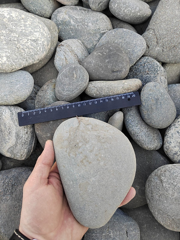 Kamenclub.ru: Галька речная плоская (серо-белая) фр. 70-120 мм. купить  в Санкт-Петербурге галька галечник речной серый, белый окатанная плоская  природная галька 9000 руб/т   фото КАМЕНЬ КЛУБ