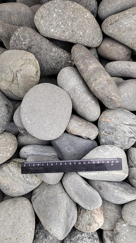 Kamenclub.ru: Галька речная окат (темно-серая) фр. 70-150 мм. купить  в Санкт-Петербурге галька речная темно-серая, синяя, серая речная галька округлая  8000 руб/т   фото КАМЕНЬ КЛУБ