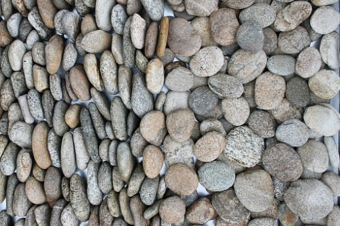 Kamenclub.ru: Галька речная плоская (серо-белая) фр. 70-120 мм. купить  в Санкт-Петербурге галька галечник речной серый, белый окатанная плоская  природная галька 9000 руб/т   фото КАМЕНЬ КЛУБ