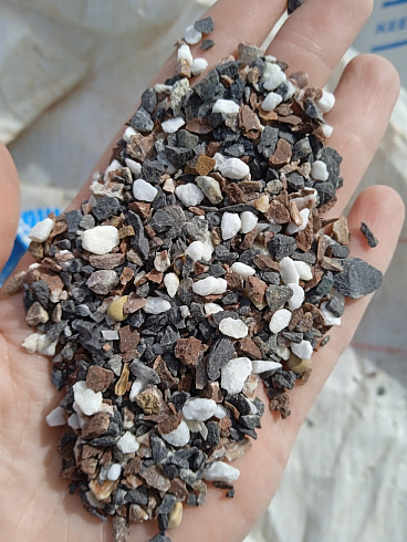 Kamenclub.ru: Мраморная крошка (щебень крошка микс: белый-зеленый-розовый) фр. 3-5 мм.  купить в Санкт-Петербурге мрамор белый, зеленый, розовый мраморная декоративная крошка каменная 12000 руб/т   фото КАМЕНЬ КЛУБ