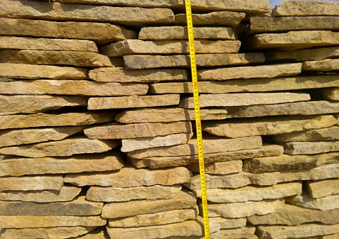 Kamenclub.ru: Песчаник пластушка желтый с разводом под дерево (2 см)  купить в Санкт-Петербурге плитняк желтый с разводами, желтый, рыжий, серый песчаник пластушка рваная ландшафтная 11 000 руб/м3   фото КАМЕНЬ КЛУБ