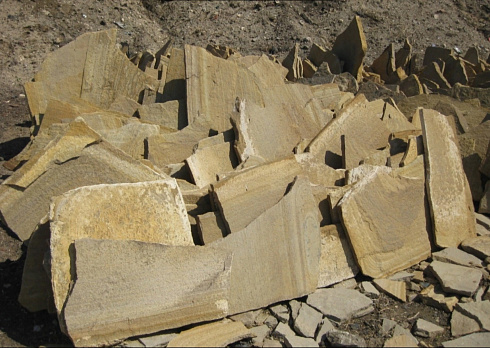 Kamenclub.ru: Форматный камень (плаха) пошаговая дорожка от 70-150 см (4 -12 см)  купить в Санкт-Петербурге плитняк  форматный плаха желтый песчаник 9 000 руб/т   фото КАМЕНЬ КЛУБ