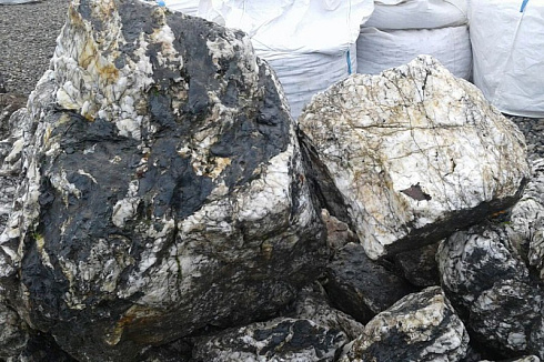 Kamenclub.ru: Черный гранит - кварцит фр. 100-500 мм.  купить в Санкт-Петербурге мрамор гранит черный с белыми прожилками, серый, белый валун скальный колотый 7000 руб/т   фото КАМЕНЬ КЛУБ