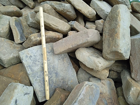 Kamenclub.ru: Песчаник для мощения дорожек, площадок, парковок ( фр 5-10 см)  купить в Санкт-Петербурге песчаник  серый желтый коричневый рыжий песчаник оголтованный окатанный 6500 руб/т   фото КАМЕНЬ КЛУБ