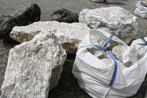 Kamenclub.ru: Мраморизированный известняк фр. 100-500 мм.  купить в Санкт-Петербурге известняк серый белый темно-серый сероватый валун природного образования окатанный 10500 руб/т   фото КАМЕНЬ КЛУБ